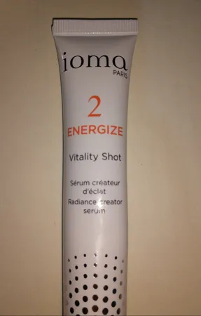 سرم پوست آیوما مدل Vitality Shot حجم 15 میلی لیتر به همراه دستبند سواروسکی مدل Cristaux