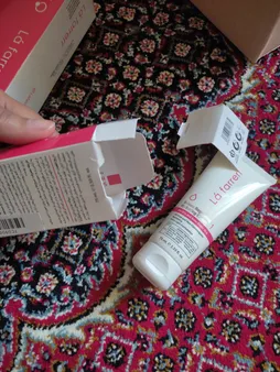 کرم کنترل‌کننده چربی و آبرسان لافارر مدل 01 مناسب پوستهای چرب و مستعد آکنه حجم 75 میلی‌لیتر