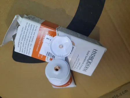 کرم ضدآفتاب رنگی هیدرودرم SPF60 مدل Phisical Tinted ‌مناسب پوست‌های حساس، حجم 50 میلی‌لیتر