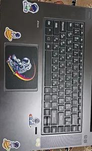 تجریه خرید استیکر لپ تاپ توییجین و موییجین طرح Astronaut کد 14 مناسب برای لپ تاپ 15.6 اینچ به همراه برچسب حروف فارسی کیبورد