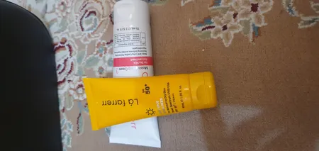کرم ضدآفتاب و ضدلک بی‌رنگ لافارر مدل SPF50، مناسب پوست‌های خشک و معمولی، حجم 40 میلی‌لیتر