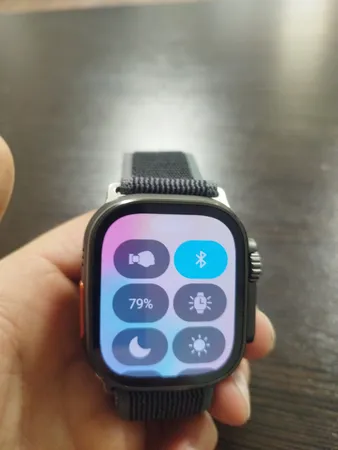 ساعت هوشمند مدل HK9 ULTRA 2 MAX دارای قابلیت های صفحه نمایش رنگی، صفحه نمایش لمسی، کنترل موسیقی (Music Player)، کنترل سطح اکسیژن خون، قابلیت مکالمه از طریق بلوتوث، پشتیبانی از زبان فارسی در منو و سیستم‌عامل بند سیلیکون