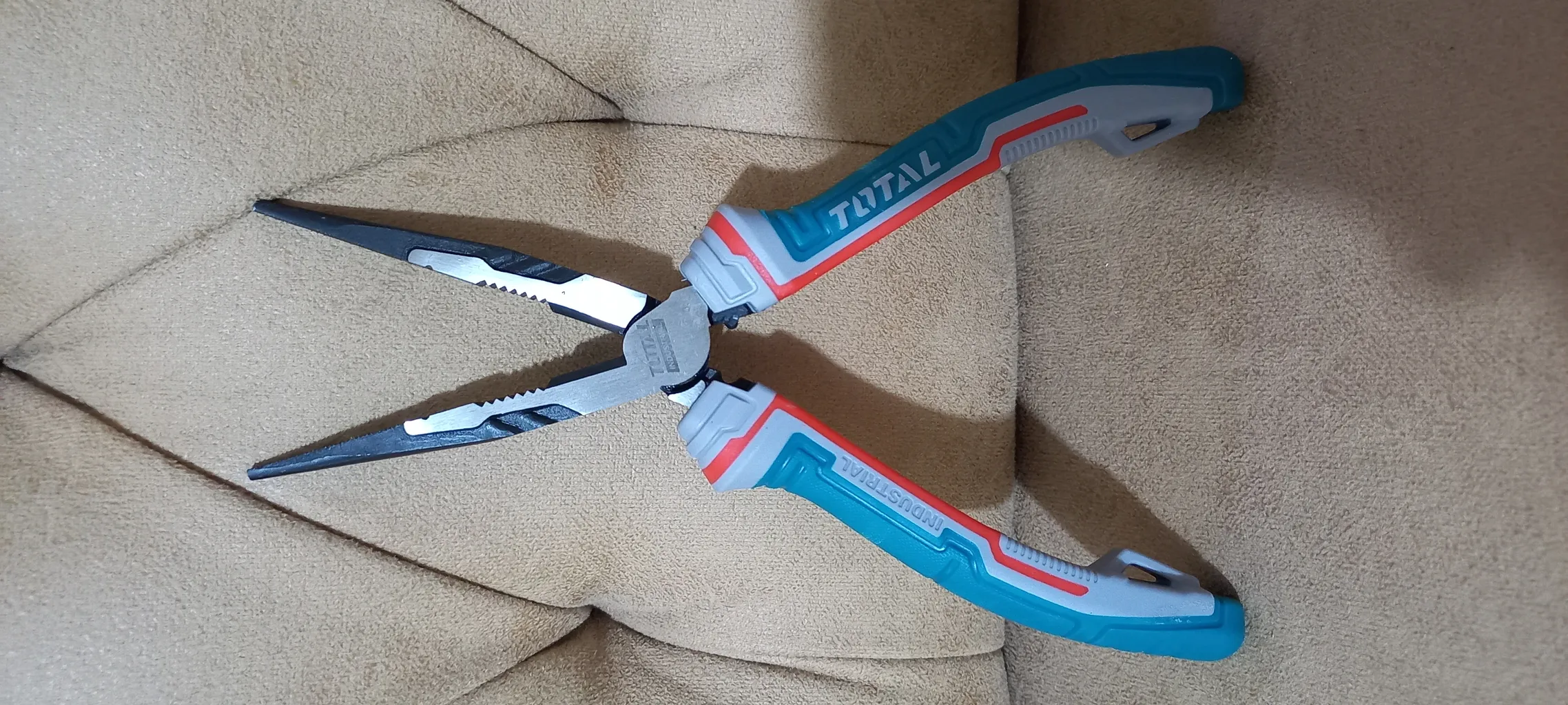 انبر دم باریک صنعتی حرفه ایی توتال مدل THT220806S سایز  8 اینچ