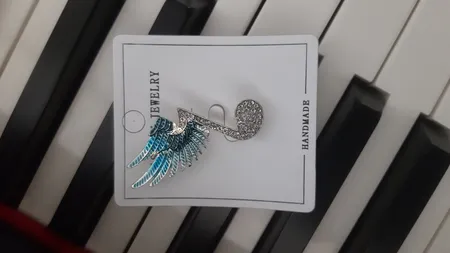 گل سینه زنانه مدل نت بالدار کد 00693