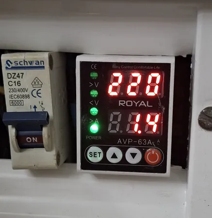 محافظ ولتاژ 63 آمپر رویال مدل 2P63A