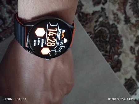 ساعت هوشمند گلوریمی مدل M1 Pro دارای قابلیت های صفحه نمایش رنگی، صفحه نمایش لمسی، کنترل موسیقی، کنترل سطح اکسیژن، بند سیلیکونی