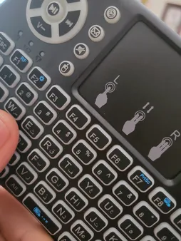 مینی کیبورد بی‌سیم همراه با تاچ‌پد مدل 08RF/2.2 Persian