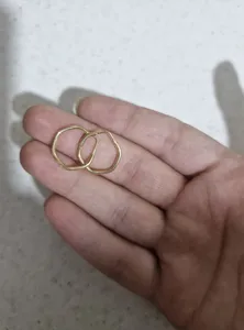 تجریه خرید گوشواره حلقه‌ای طلا کم اجرت  18 عیار زنانه زرالتون مدل پروفیل طرح شش ضلعی