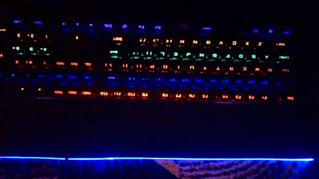 کیبورد گیمینگ ردراگون مدل K208، سوییچ مکانیکال آبی، Full-Size، نورپردازی RGB