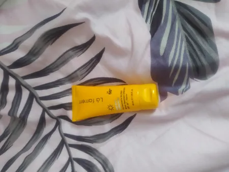 کرم ضدآفتاب و ضدلک بی‌رنگ لافارر مدل SPF50، مناسب پوست‌های خشک و معمولی، حجم 40 میلی‌لیتر