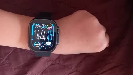 ساعت هوشمند مدل HK9 ULTRA 2 MAX دارای قابلیت های صفحه نمایش رنگی، صفحه نمایش لمسی، کنترل موسیقی (Music Player)، کنترل سطح اکسیژن خون، قابلیت مکالمه از طریق بلوتوث، پشتیبانی از زبان فارسی در منو و سیستم‌عامل بند سیلیکون