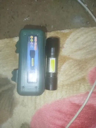 چراغ قوه دستی مدل HW-F600