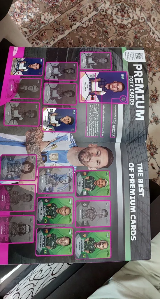 اسباب بازی زینتی کیمدی مدل مجله برگزیده فوتبال 2025 به همراه گیفت کارت