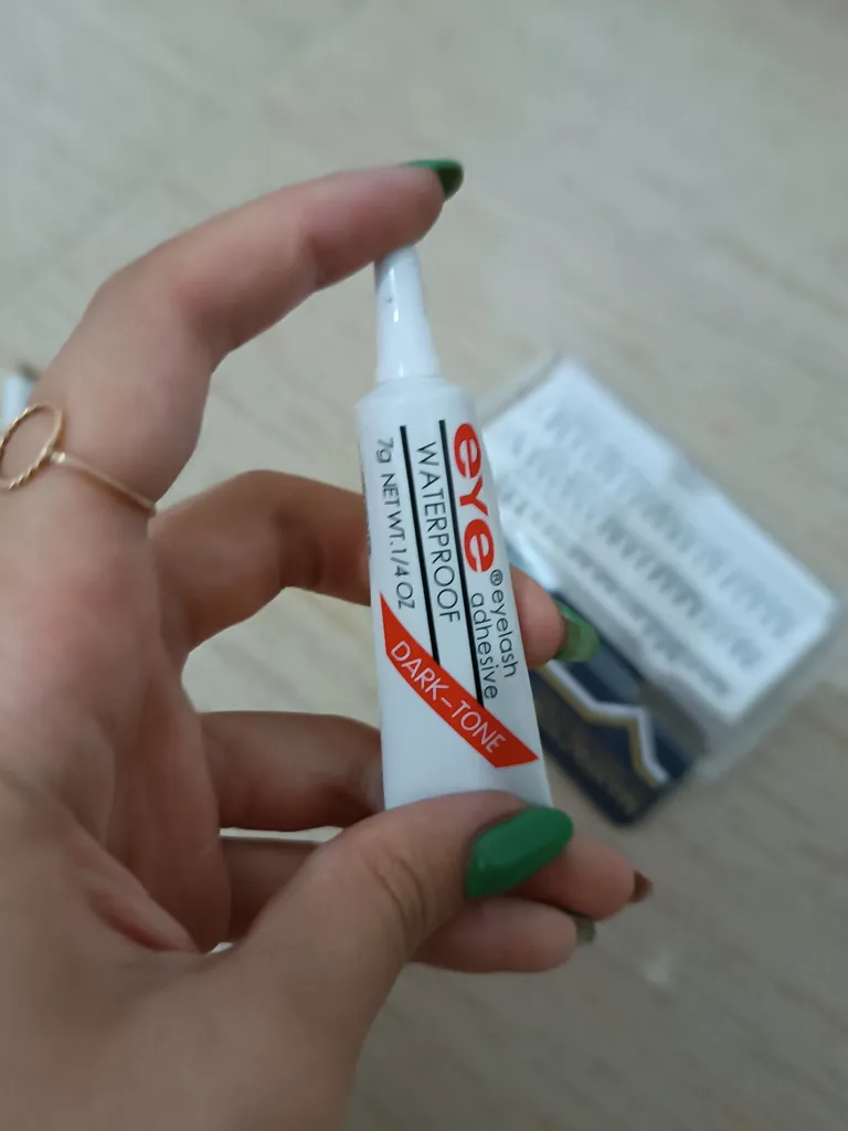 چسب مژه ضد آب eye مدل eyelash adhesive حجم 7 گرم