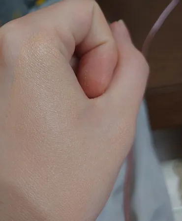 کرم مرطوب کننده رنگی صورت درمالیفت مدل HYDRALIFT AC مناسب پوست‌های چرب حجم 40 میلی لیتر