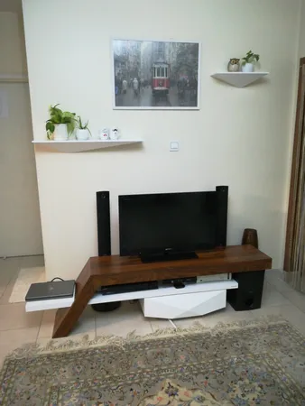 میز تلویزيون راهپود مدل آفتابگردان به همراه طبقه دیواری