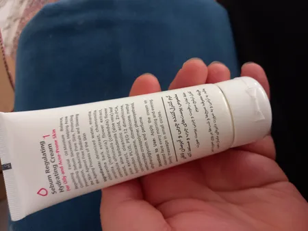 کرم کنترل‌کننده چربی و آبرسان لافارر مدل 01 مناسب پوستهای چرب و مستعد آکنه حجم 75 میلی‌لیتر