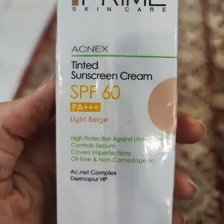 کرم ضدآفتاب رنگی پرایم، 60 SPF، مدل 02، مناسب پوست چرب و مختلط تنالیته رنگ متوسط و حجم 40 میلی‌لیتر، محافظت کننده در برابر اشعه UVA،IRو UVB، کنترل کننده ترشح سبوم، فاقد چربی و غیر کومدون‌زا، +++PA، پوشش دهنده جای جوش، با ماندگاری 3 ساعته