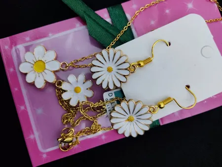 آویز ساعت زنانه دلنار گالری مدل بابونه 1