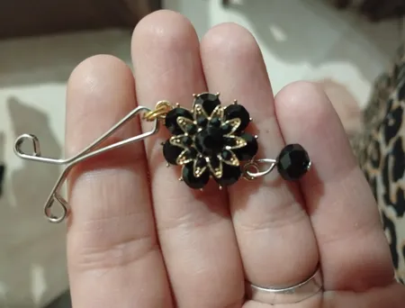 گیره روسری زنانه مدل شکوفه پرنگین GTNJ8704