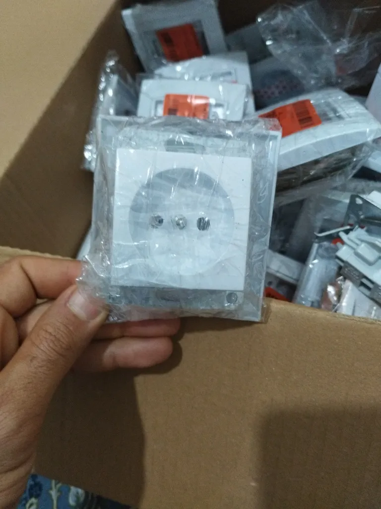 پریز برق پارت الکتریک مدل آذین