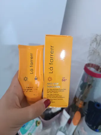 کرم ضدآفتاب و ضدلک بی‌رنگ لافارر مدل SPF50، مناسب پوست‌های چرب، حجم 40 میلی‌لیتر