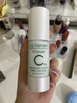 سرم ضد چروک و روشن کننده لافارر مدل Vitamin C حجم 30 میلی لیتر