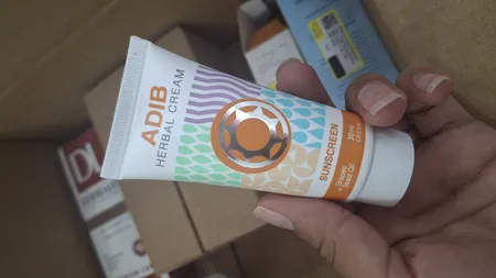 کرم ضد آفتاب بدون رنگ ادیب مدل SPF20 مناسب پوست‌های معمولی حجم 30 میلی‌لیتر