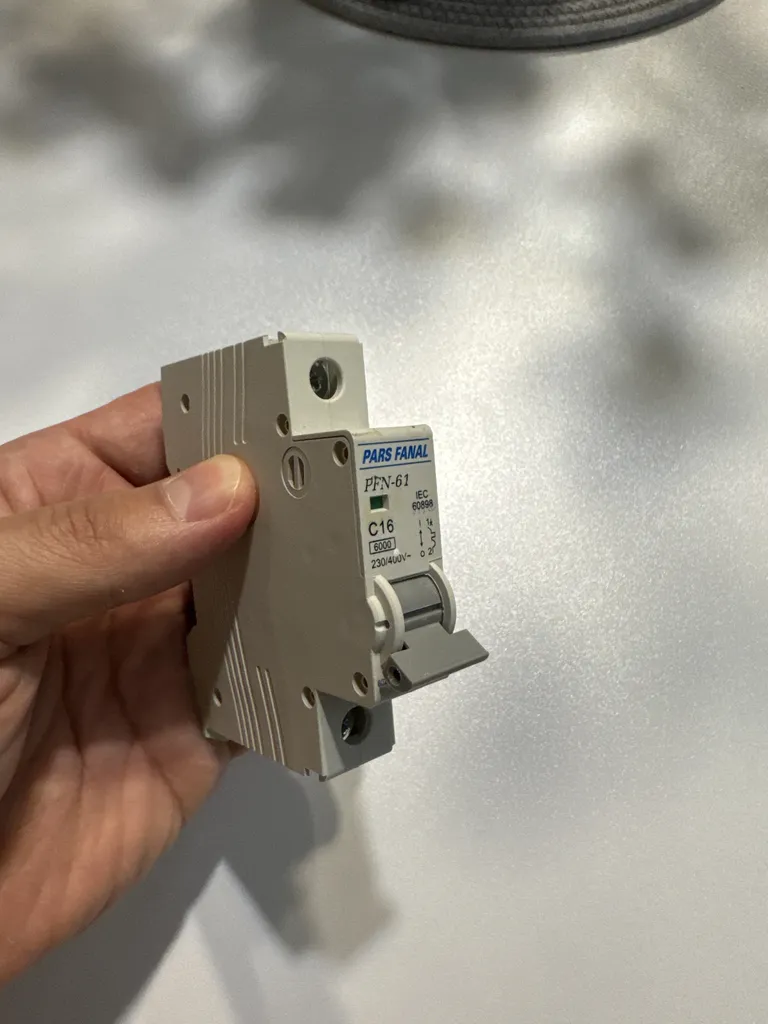 فیوز مینیاتوری تک فاز 20 آمپر پارس فانال مدل C20