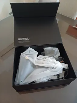 سشوار حرفه‌ای هیسکا مدل H5253، موتور AC با توان مصرفی 2400 وات، دارای قابلیت باد سرد، فناوری تولید یون، حلقه آویختن، با حالت فرکننده، صاف‌کننده و حجم‌دهنده، وزن 1100 گرم، تنظیم حرارت 3 حالته و کنترل سرعت 2 حالته، به همراه 2 عدد سری متمرکزکننده