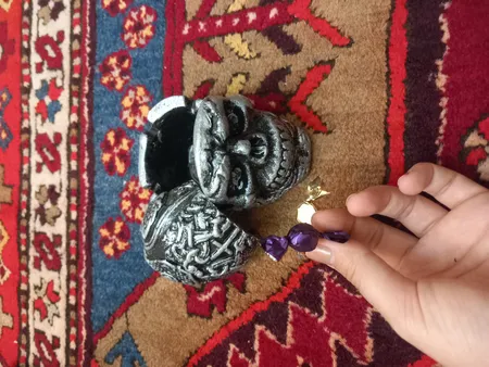 زیرسیگاری مدل جمجمه در دار