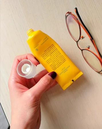 کرم ضدآفتاب بی‌رنگ سینره مدل SPF60 مناسب انواع پوست، حجم 50 میلی‌لیتر