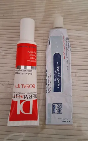 کرم مرطوب کننده صورت درمالیفت مدل  Rosalift مناسب پوست‌های حساس حجم 30 میلی لیتر