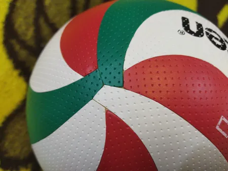 توپ والیبال  مدل چرمی