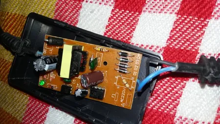 آداپتور 12 ولت 2 آمپر مدل SL-142 مناسب برای دوربین مداربسته