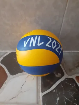 توپ والیبال چرمی بتا مدل MVA6000 سایز 5