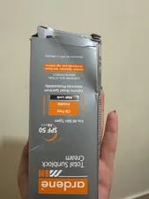 تجریه خرید کرم ضدآفتاب بی‌رنگ آردن SPF50 مدل Total Sun Block مناسب انواع پوست وزن 50 گرم