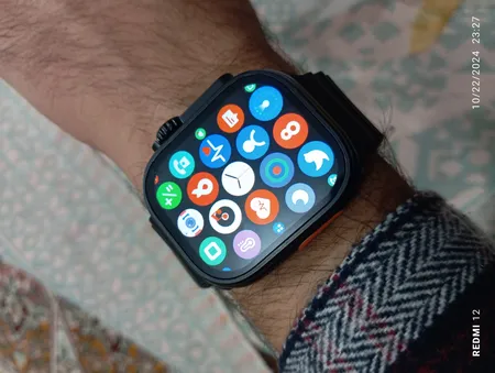 ساعت هوشمند جابون مدل ULTRA 9 دارای قابلیت‌های صفحه نمایش رنگی و لمسی، کنترل موسیقی، قابلیت مکالمه از طریق بلوتوث ، پشتیبانی از زبان فارسی در منو و سیستم‌عامل بند سیلیکون،