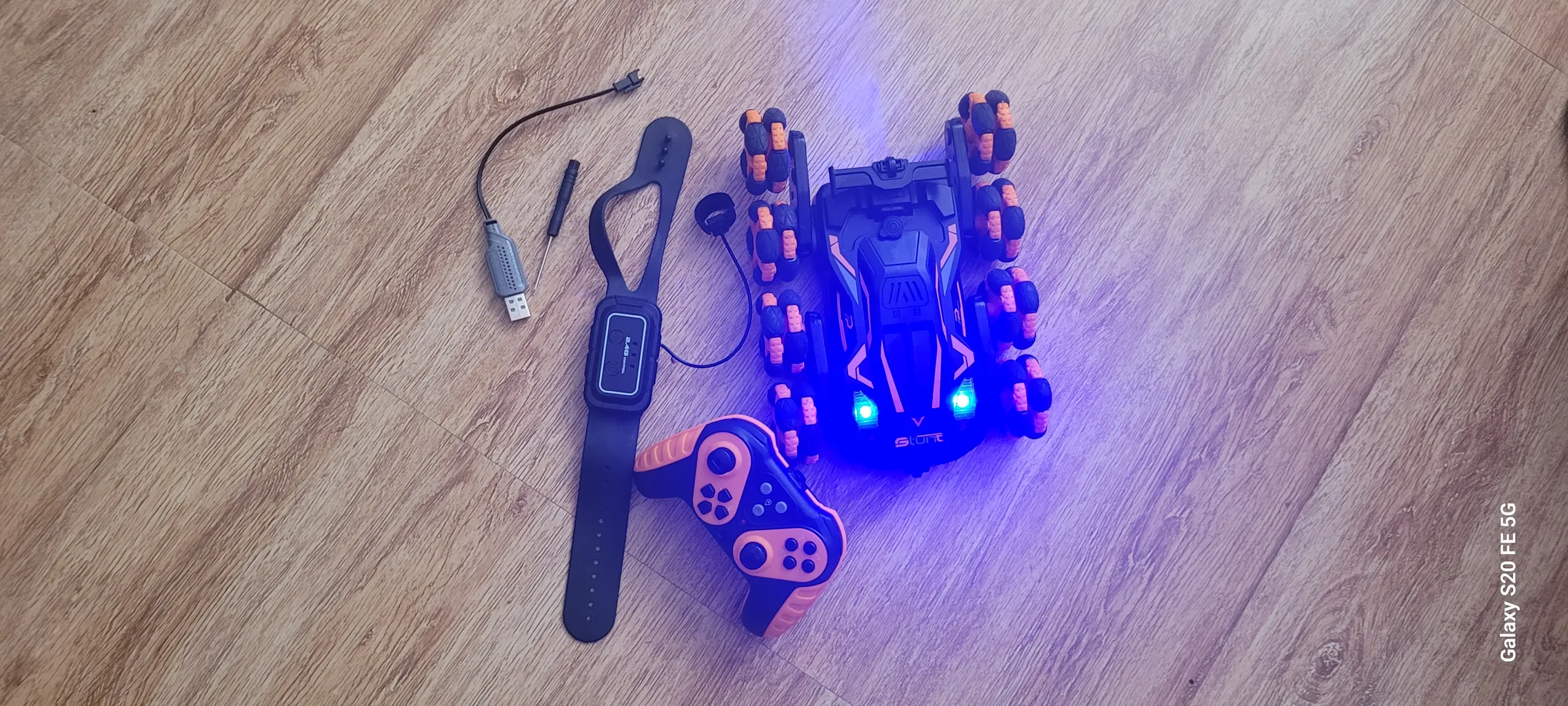 ماشین بازی کنترلی مدل هشت چرخ دو طرح دودزا کد LH-C0603