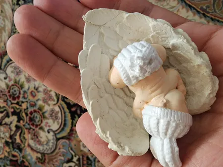 مجسمه سنگی مدل نوزاد روی بال فرشته