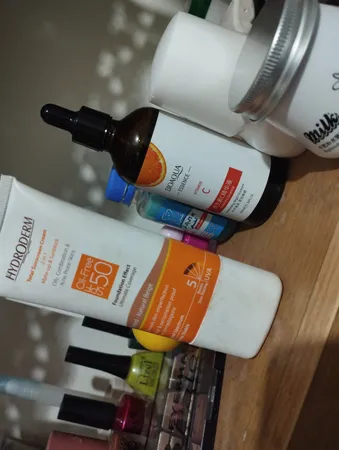 کرم ضدآفتاب هیدرودرم مدل Natural Beige، حجم 40 میلی‌لیتر