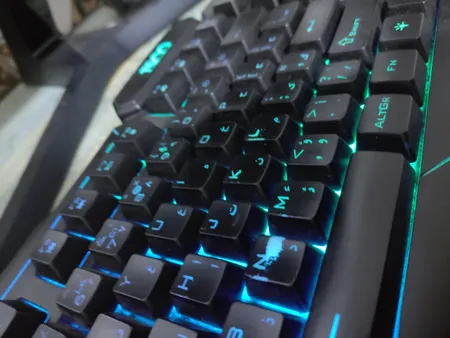 کیبورد گیمینگ تسکو مدل TK 8121، سوییچ ممبران، Full-Size، نورپردازی LED RGB