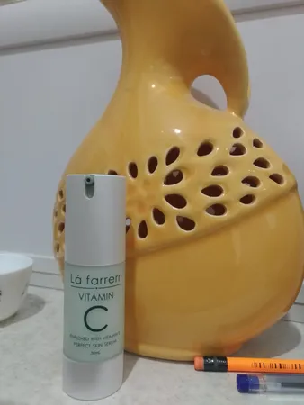 سرم ضد چروک و روشن کننده لافارر مدل Vitamin C حجم 30 میلی لیتر