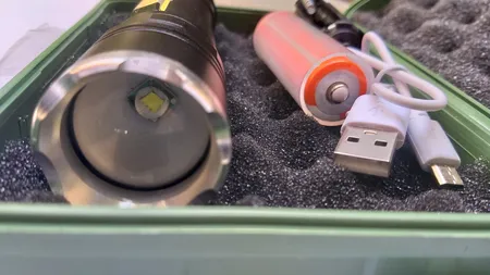 چراغ قوه اسمال سان مدل ZY-T626