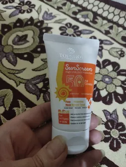 کرم ضد آفتاب بی رنگ تاپ شاپ مدل  SPF 50 مناسب انواع پوست حجم 50 میلی لیتر
