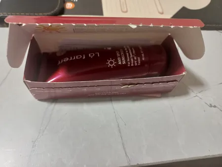 کرم ضدآفتاب و ضدلک رنگی لافارر مدل SPF40-Medium، مناسب پوست‌های خشک و معمولی، حجم 40 میلی‌لیتر