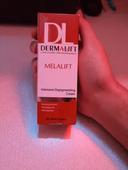 کرم روشن کننده صورت درمالیفت مدل Melalift مناسب انواع پوست حجم 40 میلی لیتر