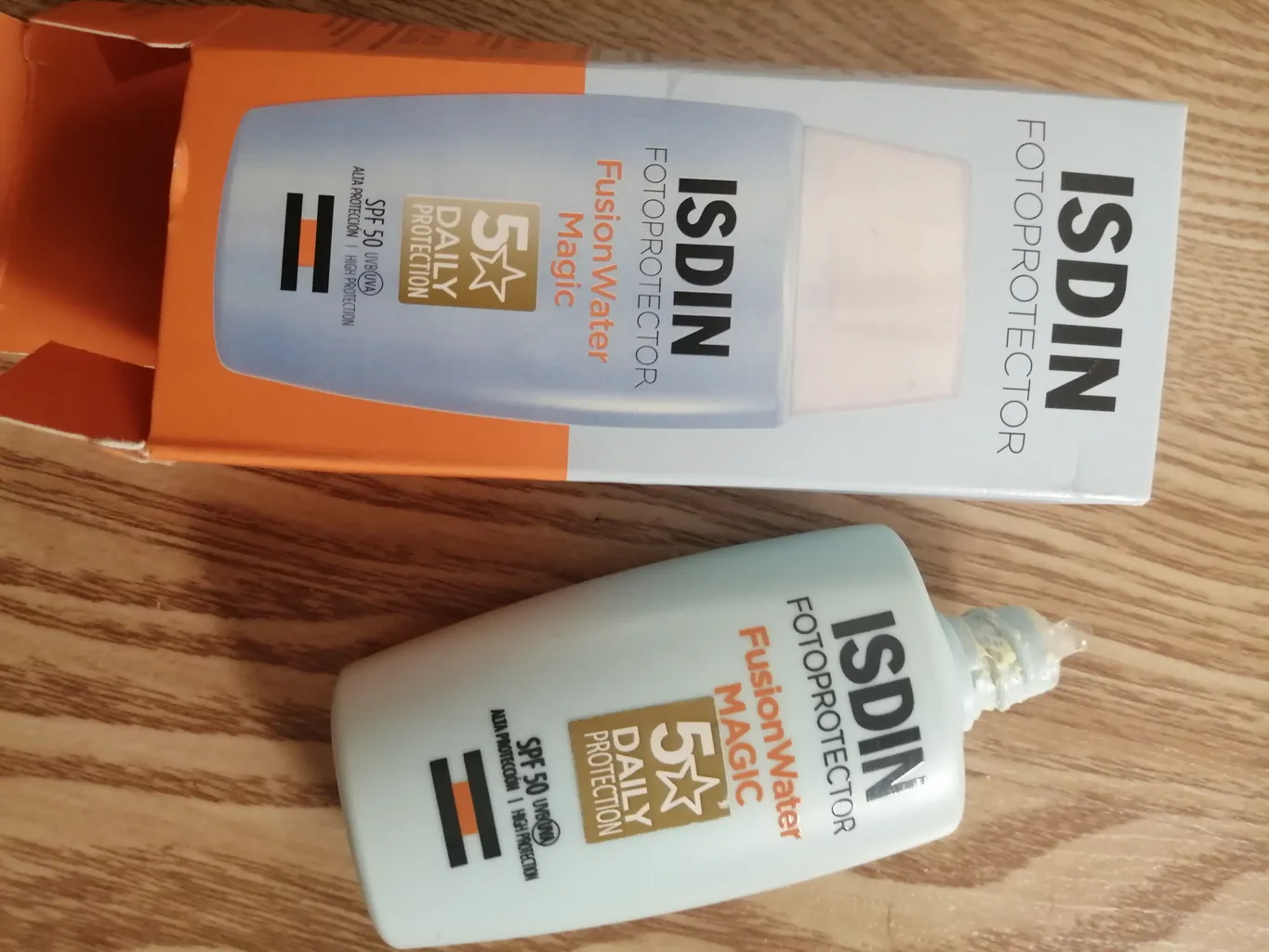 فلوئید ضدآفتاب بدون رنگ ایزدین SPF50 مدل Fusion Water Magic ‌مناسب انواع پوست، حجم 50 میلی‌لیتر
