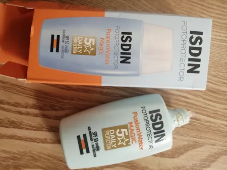 فلوئید ضدآفتاب بدون رنگ ایزدین SPF50 مدل Fusion Water Magic ‌مناسب انواع پوست، حجم 50 میلی‌لیتر