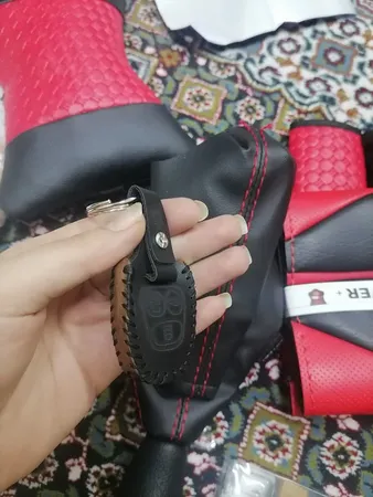 روکش فرمان کاور پلاس مدل PR-LUXE-RD به همراه سردنده وگردگیر و روکش ترمزدستی و کاور سویچ مناسب برای پراید